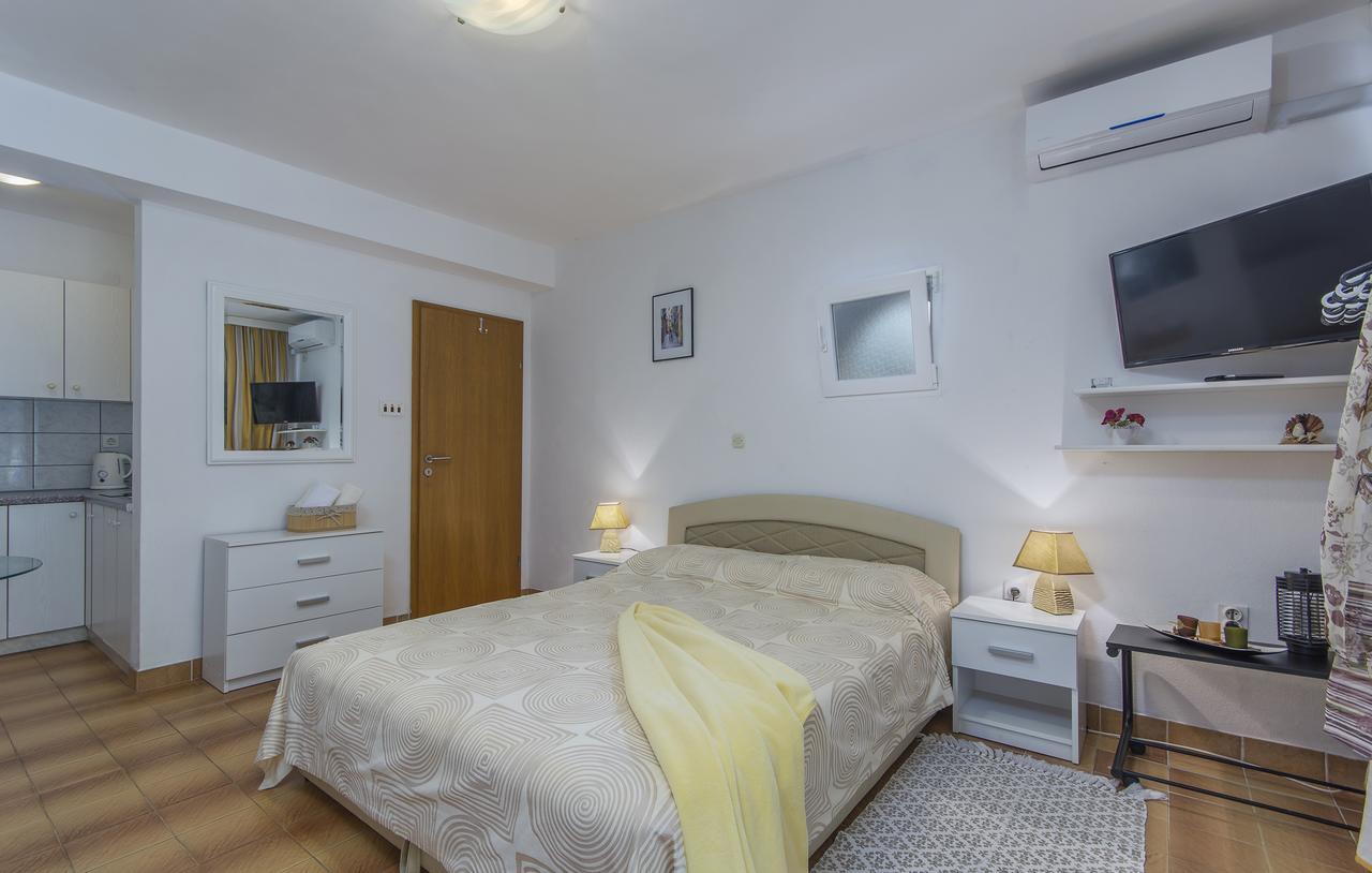 Apartments Ana - רוביני מראה חיצוני תמונה